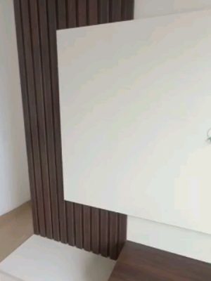 Ambiente elegante com móveis planejados, adaptados ao clima em Dourados, garantindo conforto e sofisticação.